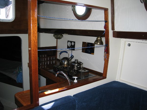 3a-doorkijk naar kombuis.JPG - Doorkijk van de u-bank naar de kombuis